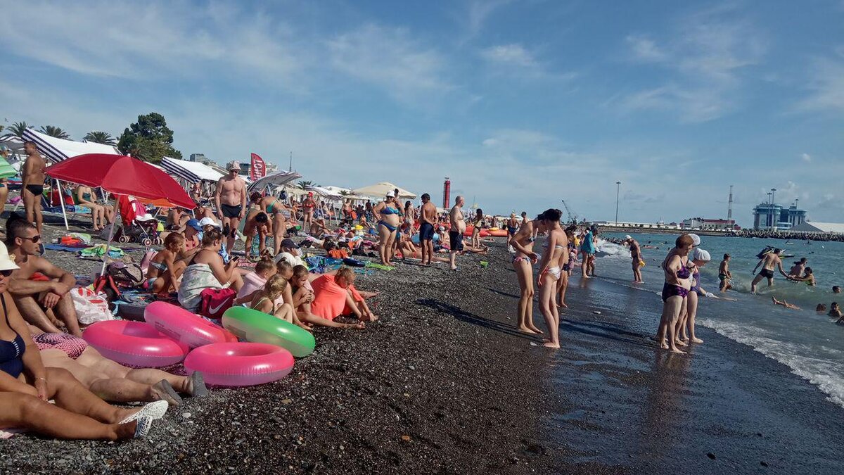 Людей много, очень много. 