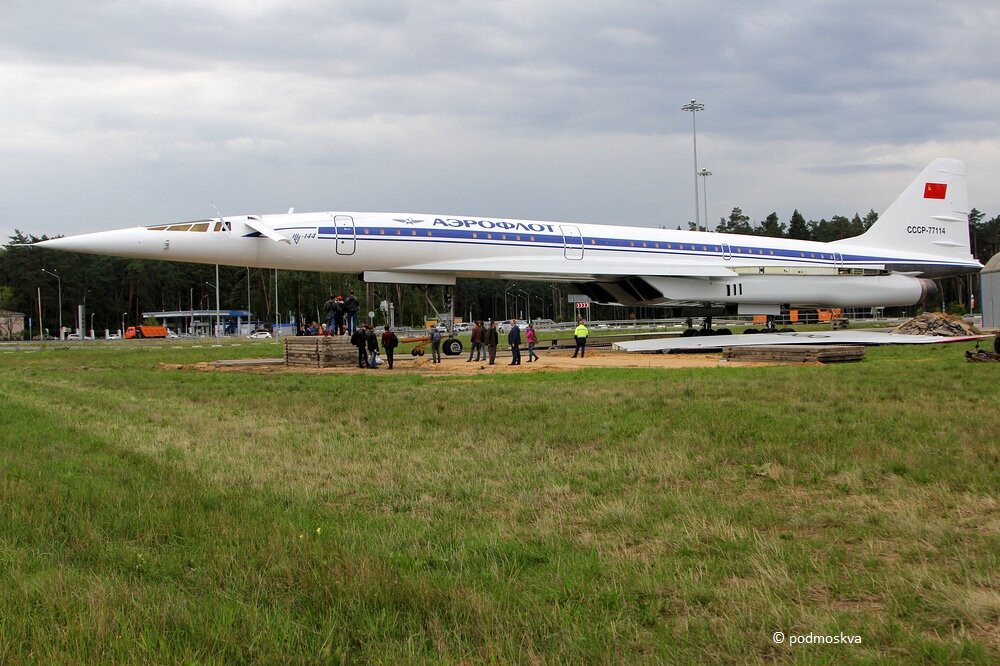 Аэропорт жуковский взлетно посадочная полоса. Жуковский самолет памятник ту 144. Аэропорт жуковский новый терминал. Какие самолеты в жуковском. Жуковский самолет памятник.