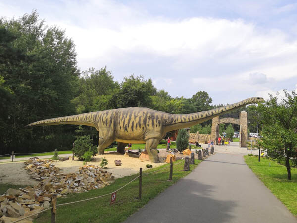 Сейсмозавр (ящер сотрясающий землю). Один из самых крупных найденных динозавров. На входе в Белгородский зоопарк он встречает посетителей.