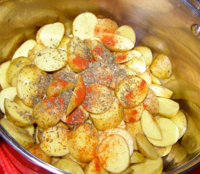 Камбала, запеченная с картофелем и луком