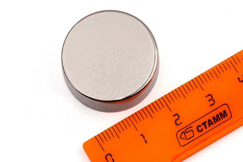 Магнит диаметром 25...30 мм, толщиной 5 мм.