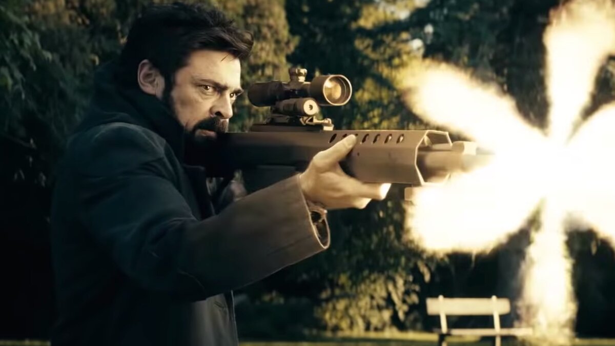 В мире, где бесчинствуют супергерои, и травматическое оружие соответствующее. 