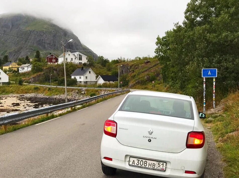 Мой автомобиль перед въездом в деревню О