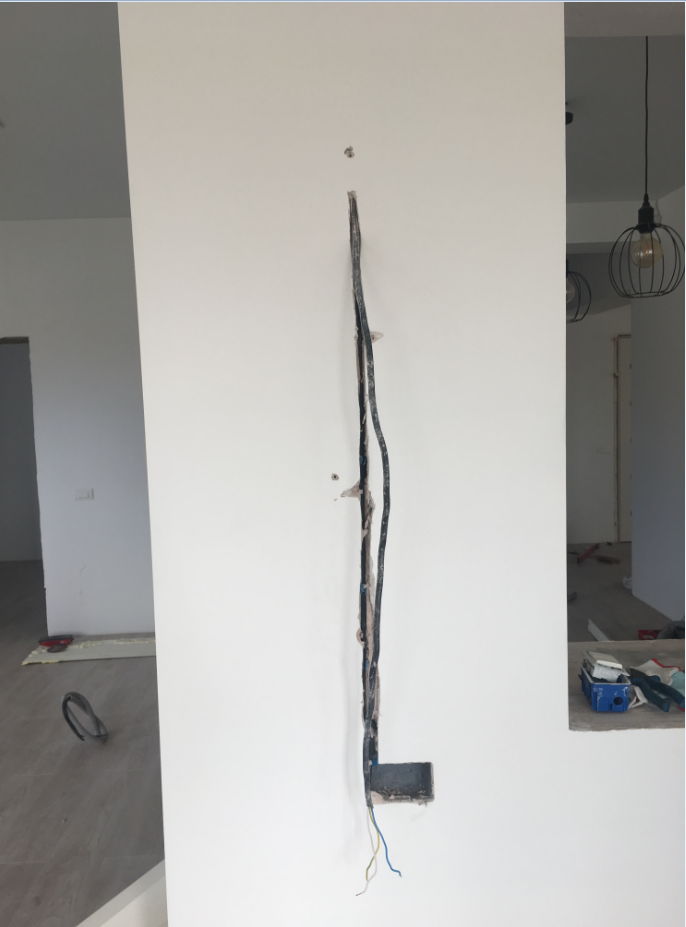 Вскрывали гипсокартон чтобы извлечь поврежденный провод