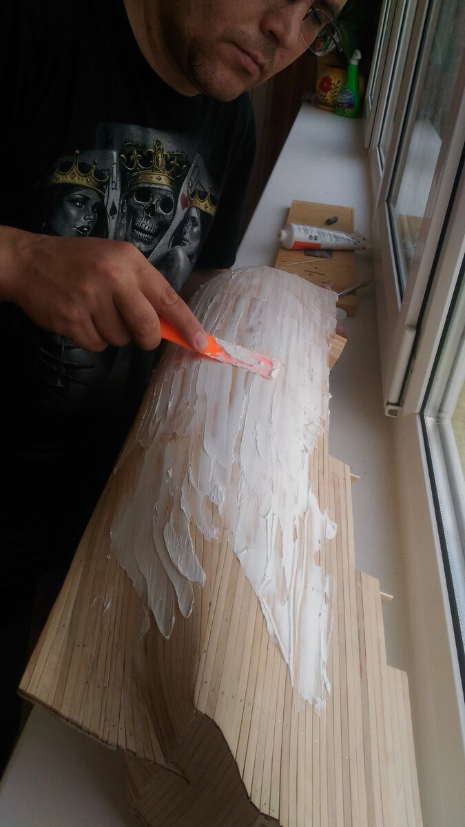 Для начала нанес шпатлевку достаточно толстым слоем (о чем потом пожалел), было достаточно и 1-2 мм. Всю тубу можно было не наносить....Тонкого шпателя у меня не оказалось и покупать не стоило того, из-за одного применения, поэтому обошелся линейкой. Кстати наносить было ей  не очень удобно и большую часть я наносил руками.