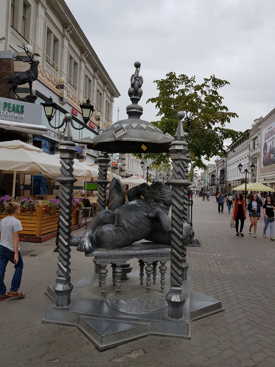 Памятник котам, спасшим город от нашествия грызунов, на улице Баумана.