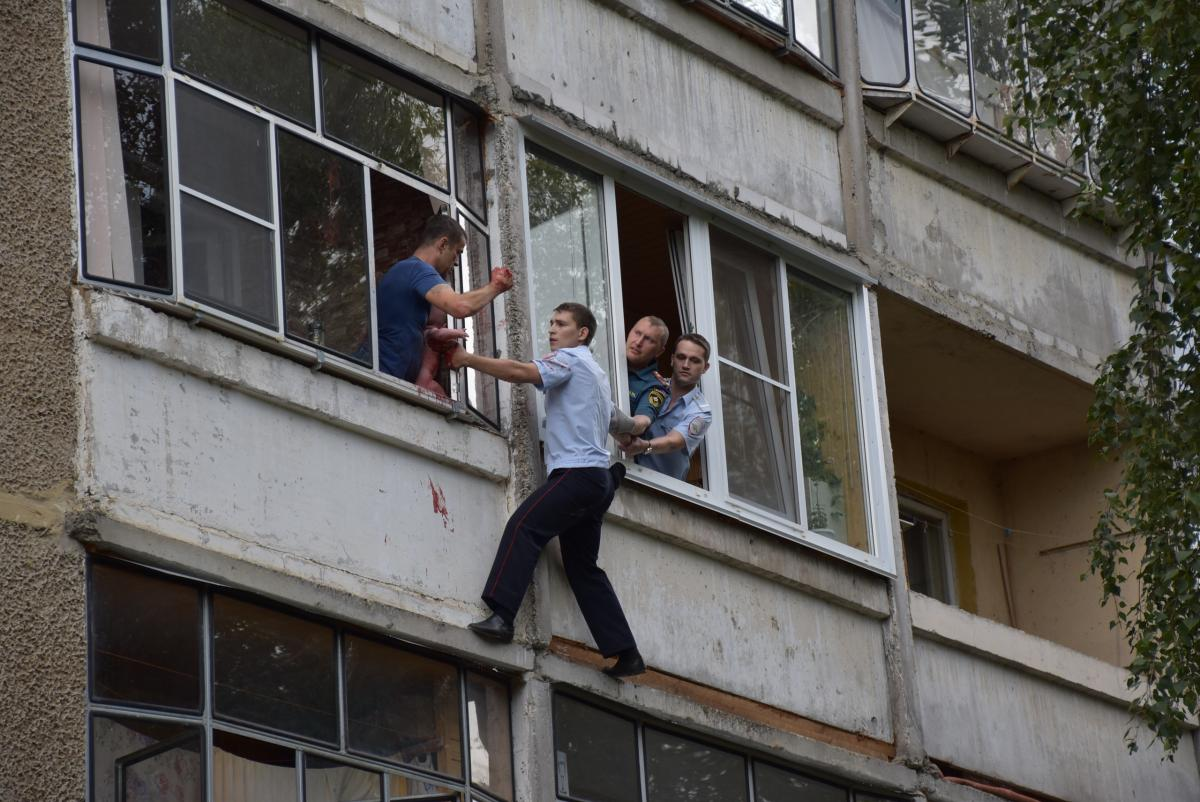 Герои спас девочку. Балкон. Ребенок на балконе. Через балкон.