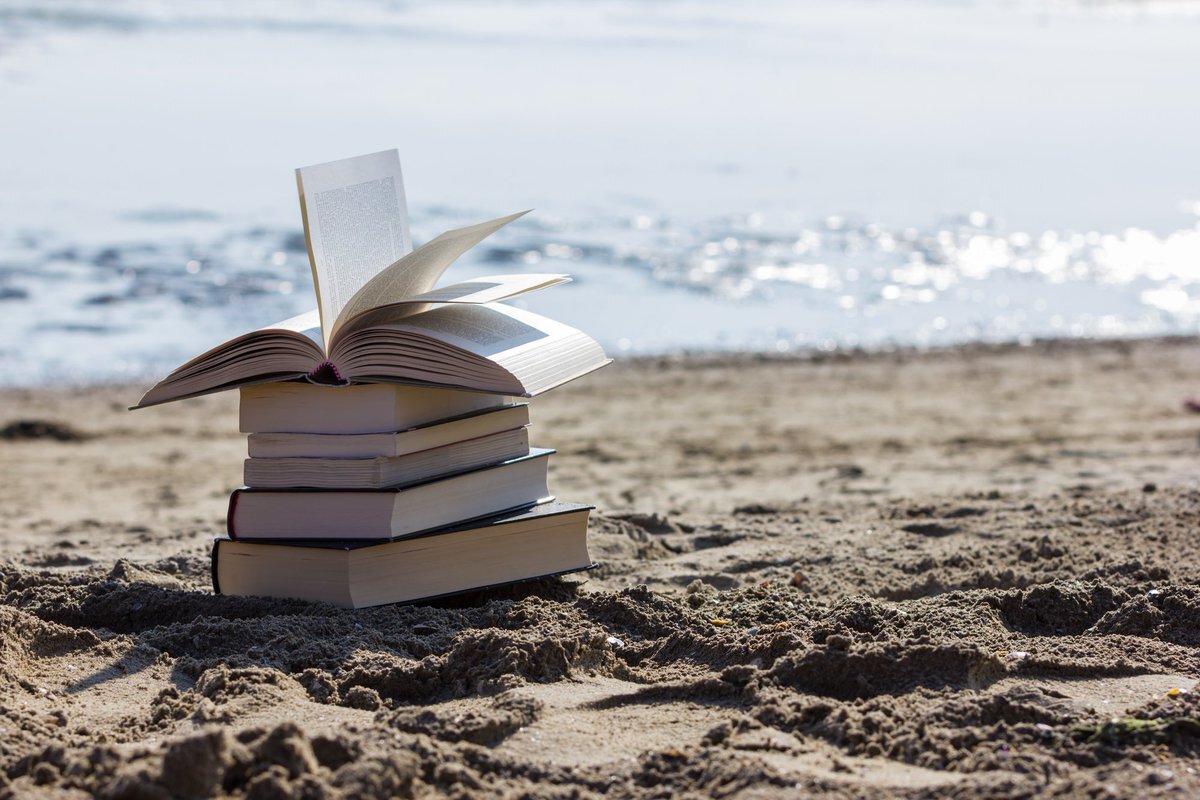 Книги на берегу