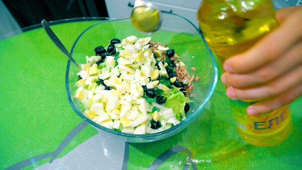 Как приготовить полезный и необычный летний салат с тунцом и огурцами и «навести фигуру»