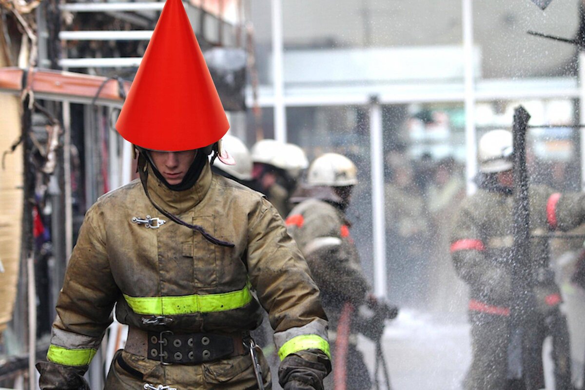 Почему пожарное. Пожарный конус. Ведро пожарное. Ведро пожарное конусное. Пожарное ведро на голове.