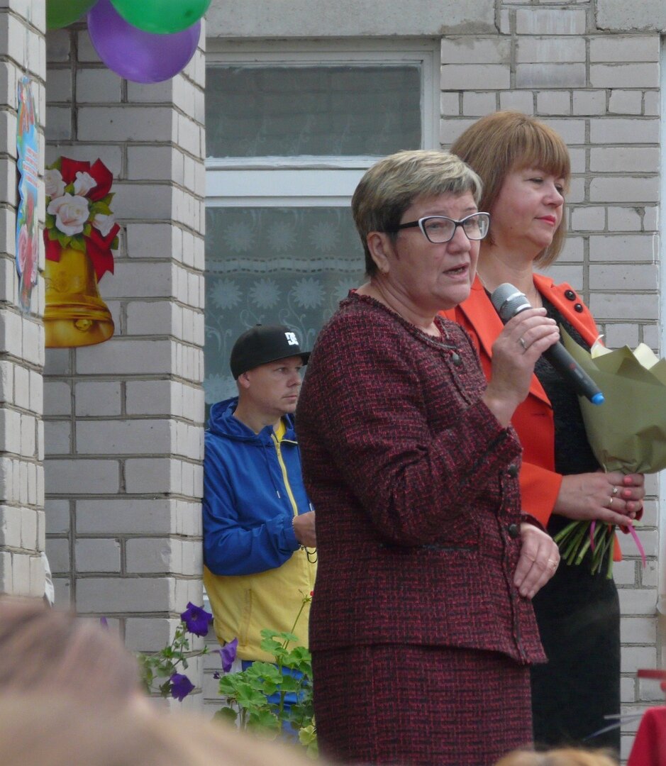 С напутственной речью выступила директор школы Светлана Петровна Смирнова.