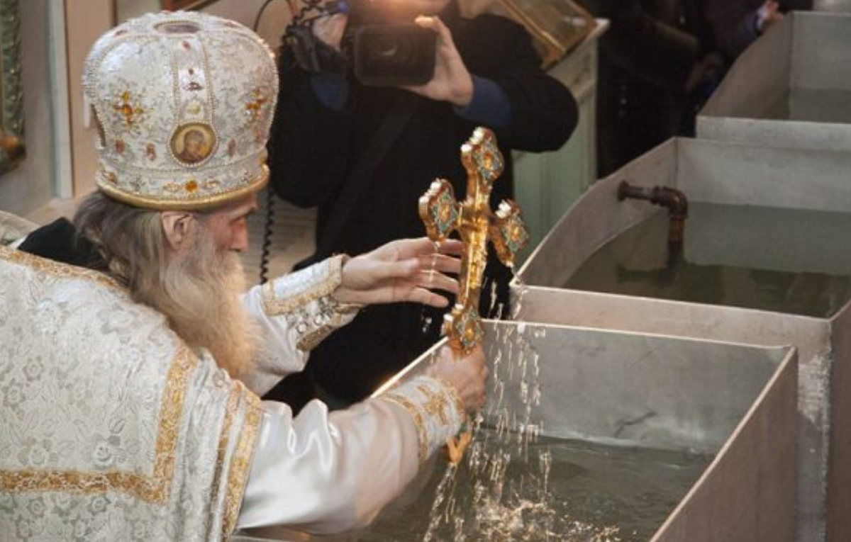 Святая вода не портится. Освящение воды. Освящение воды в храме. Великое водосвятие. Освящение воды крестом.