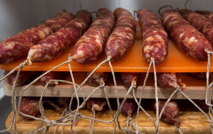 Условия и сроки хранения колбас. Порядок хранения продуктов в холодильнике. Рыбные колбаски. Продукты подлежащие термической обработке. Почему мясо рыбу колбасу надо хранить.