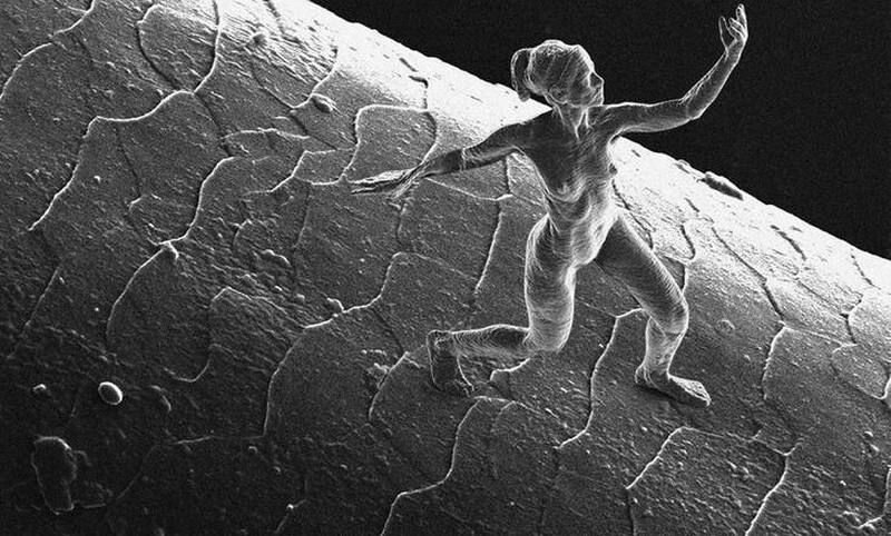 Скульптура поставленная на человеческий волос