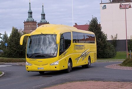 иногда на таком автобусе детей подвозят к школе