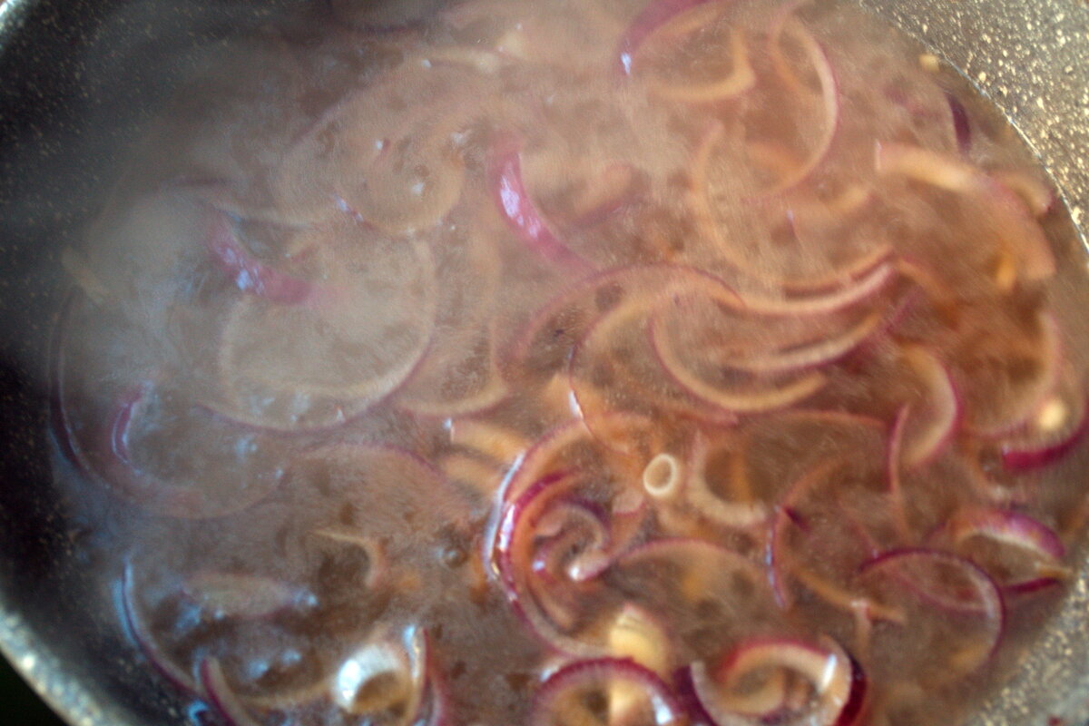 Совсем простой рецепт очень вкусной жареной свинины: А соус улучшит любой гарнир
