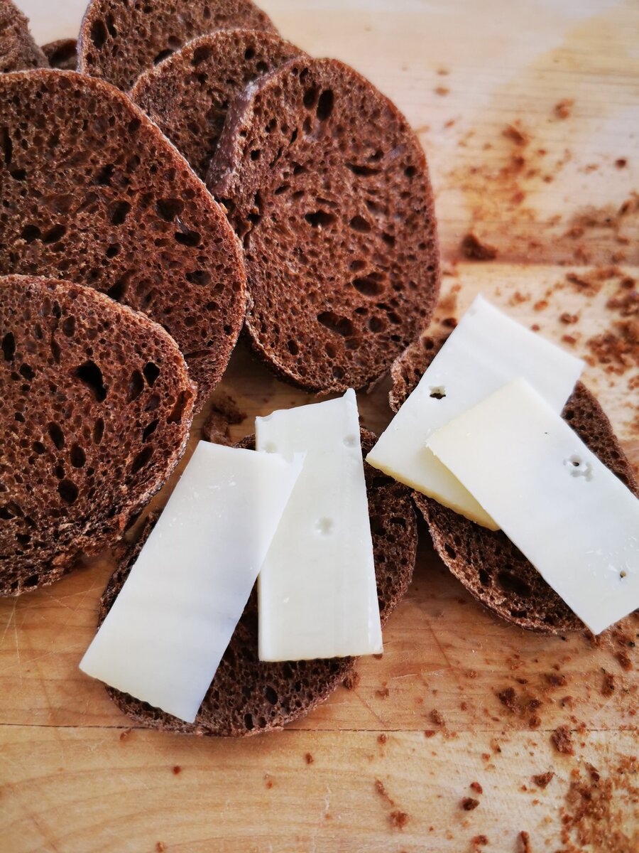 Пара таких бутербродов с чашкой кофе - отличное начало рабочего дня!