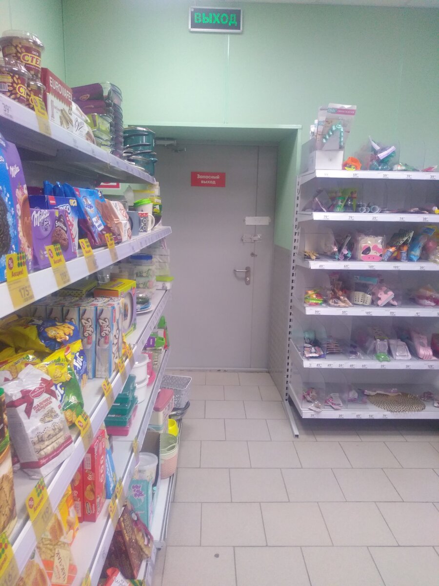 В 2018 году 25 марта в ТРЦ «Зимняя вишня» в г. Кемерово произошёл пожар. Погибли 64 человека из них 41 ребёнок.   Дети не смогли спастись потому что аварийные выходы были заперты на ключ. Таким образом Администрация ТРЦ ограничивала передвижение детей, оставленных родителями в зоне отдыха. В ходе следствия задержаны шесть человек. В том числе владелица ТРЦ и Генеральный директор. 
Посмотрите внимательно галерею. При пожаре никто не сможет выйти через эту дверь.