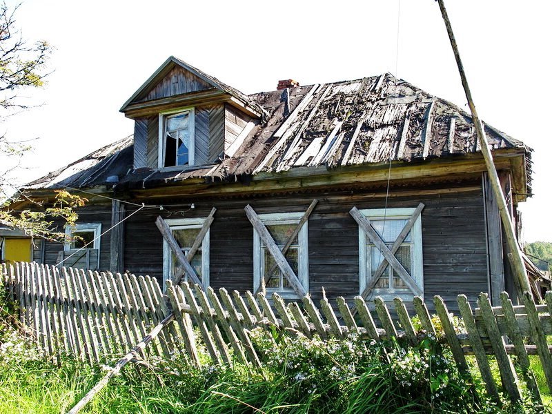 Жить в доме в деревне. Заброшенные деревни Ивановской области Шуйского района. Битуха Тверская область деревня. Брошенные дома в деревнях. Дом с заколоченными окнами.