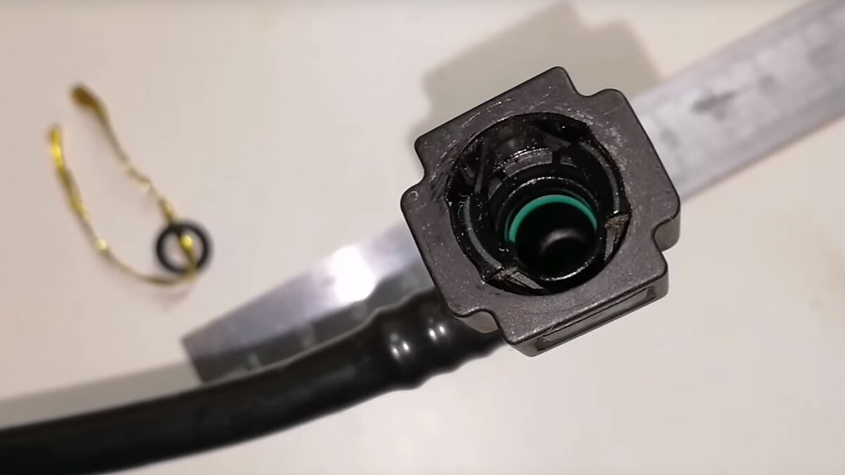 Вот так выглядит колпачок трубки адсорбера. Виднеется штатное уплотнительное кольцо зеленого цвета.