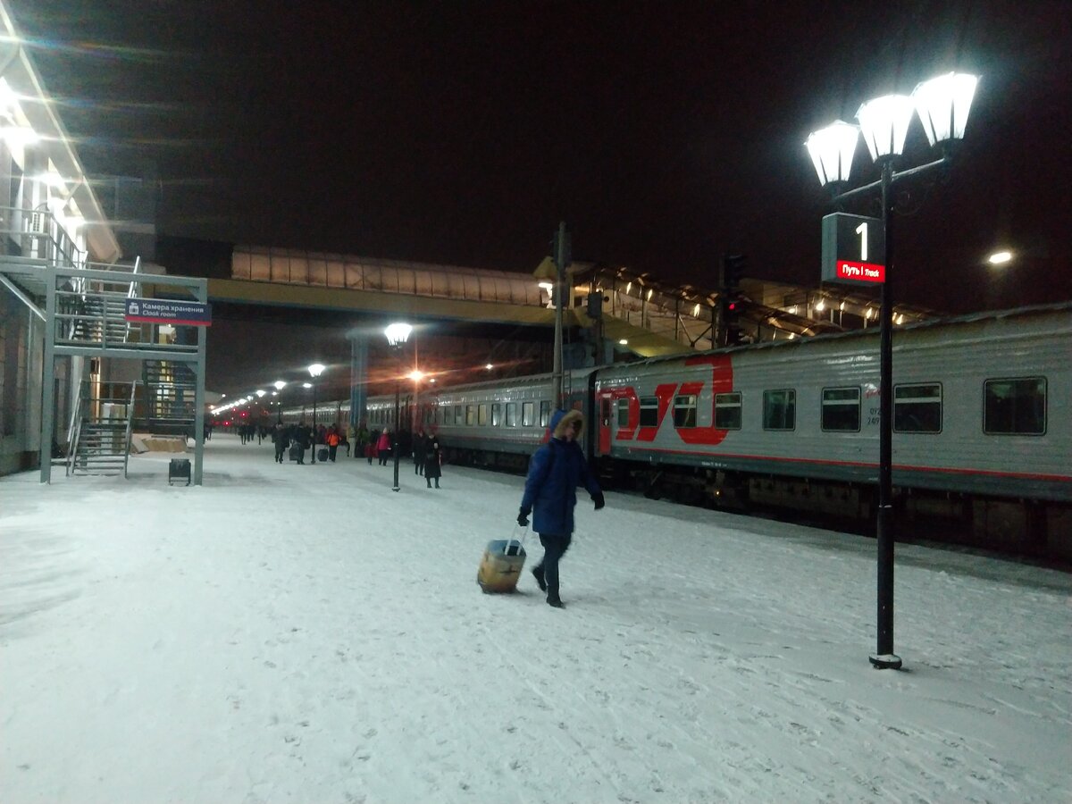 Пассажир спешит по снегу, оставляя четкий след