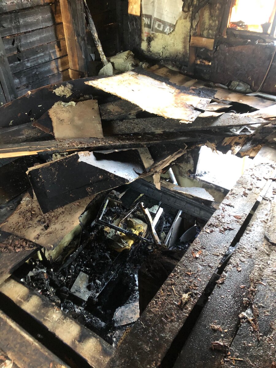 Причина пожара-печка. Вылетел уголёк и началось медленное тление, затем возгорание. Никогда не оставляйте огонь без присмотра!!!