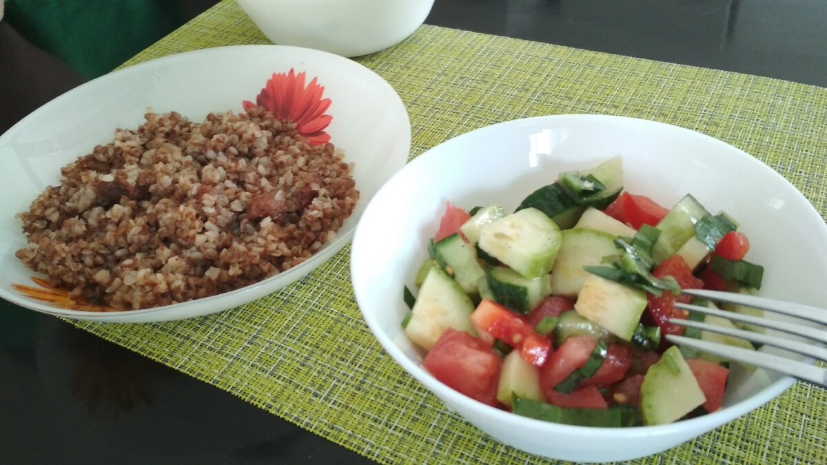 Гречка с тушёнкой и овощной салат