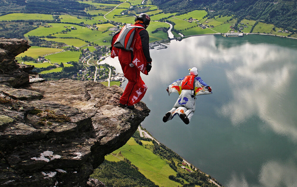 Опасные виды спорта. Вингсьют бейсджампинг. Base jumping — бейсджампинг. Полет вингсьют горы. Водопад Анхель бейсджампинг