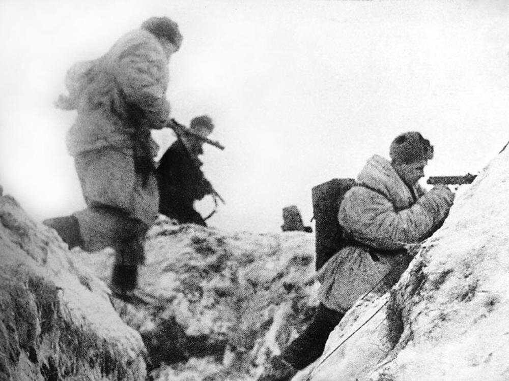 Солдаты в окопах зимой. Марухский ледник 1942. Солдаты в окопах война 1941-1945. Марухский ледник останки бойцов. 14 Января 1945 года подвиг батальона майора.