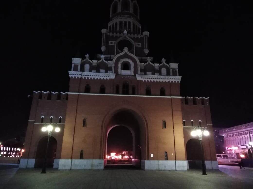 Благовещенская башня во многом походит на Спасскую в Москве.