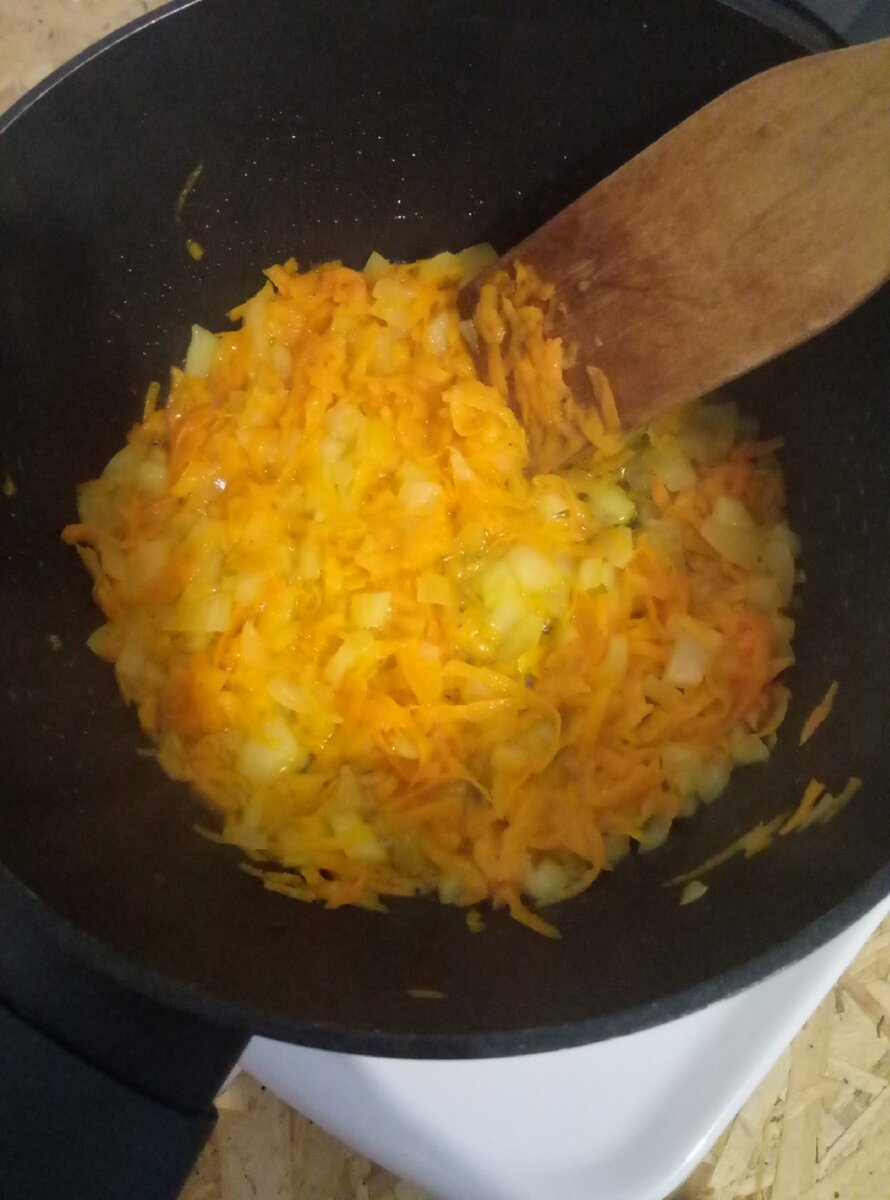 Обжарить лук с морковью