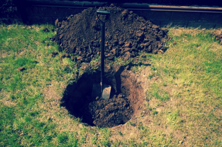 Яма подготавливается заранее.