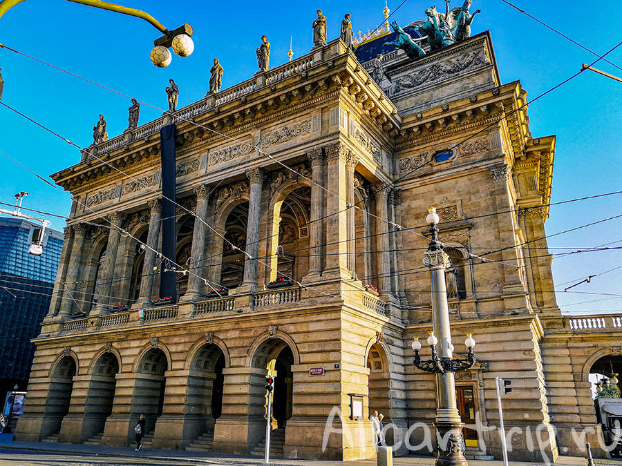 Национальный театр в Праге известен не только в городе, но и во всей стране. Конечно, в Праге есть несколько театров, но если Вы хотите попасть в тот самый «классический» театр, то Вам именно сюда. -2