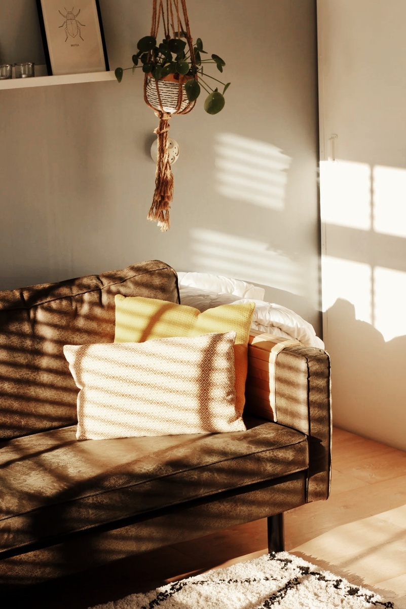 Видите, как подушки добавляют тепла и уюта?