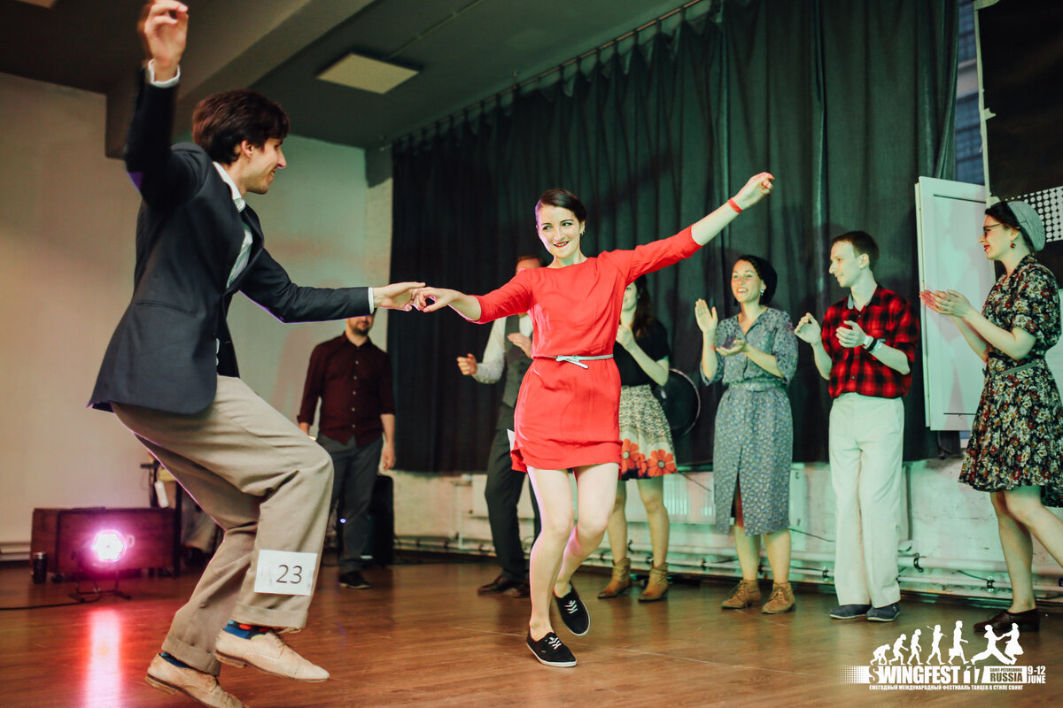 Справка по теме. Джек-н-джилл (от англ. Jack and Jill, два имени: мужское и женское, сокращённо J&J или ДНД) — формат соревнований в социальных танцах, при котором судьи оценивают не пару, а каждого участника в отдельности (что отражено в названии данного вида соревнований).  «Джек-н-джилл» характеризуется сменой партнёров после каждого захода и музыкой, заранее неизвестной участникам. Танцоры должны показать умение взаимодействовать с незнакомым партнёром и интерпретировать музыку «на лету».
Соревнования формата «джек-н-джилл» проводятся по свинговым танцам (линди хоп, бальбоа, буги-вуги, вест кост свинг), по хастлу и другим социальным танцам. (Wikipedia)
Добавьте описание

