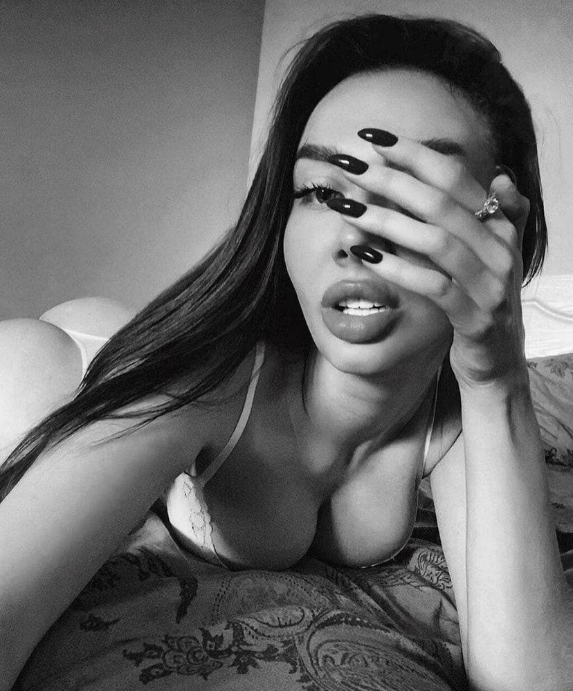 Под ее взглядом могли бы созревать фрукты холодными зимами. Так обычно смотрят люди, которых природа создавала для того, чтобы испытывать сильных. Таких женщин как она, судьба не посылает слабакам, потому что рядом с ней они тут же превратятся в пепел. Эта женщина как беда приходит однажды в твою жизнь. Когда ты независим, силен и уверен в завтрашнем дне. Сядет тихонечко и молчит, поглядывая из под отпущенных ресниц. А потом, не навязчиво, кончиками пальцев, чуть дотронется до твоей руки, и ты уже представляешь, как прогибаешь ее поясницу, сжимая бедра. А она смотрит и улыбается, уже зная заранее, что уйдет, оставив тебя догорать, сдерживая вой в своей сильной мужской груди, который не позволяет показать свою слабость. Таких женщин природа заранее лишает души, в юном возрасте, посылая им несчастную любовь, несущую разочарование. Забирая горячее сердце создатель вручает им холодный разум. И если однажды
встретишь такую, знай, что пришло твое время платить
за силу, которой природа однажды наградила тебя....