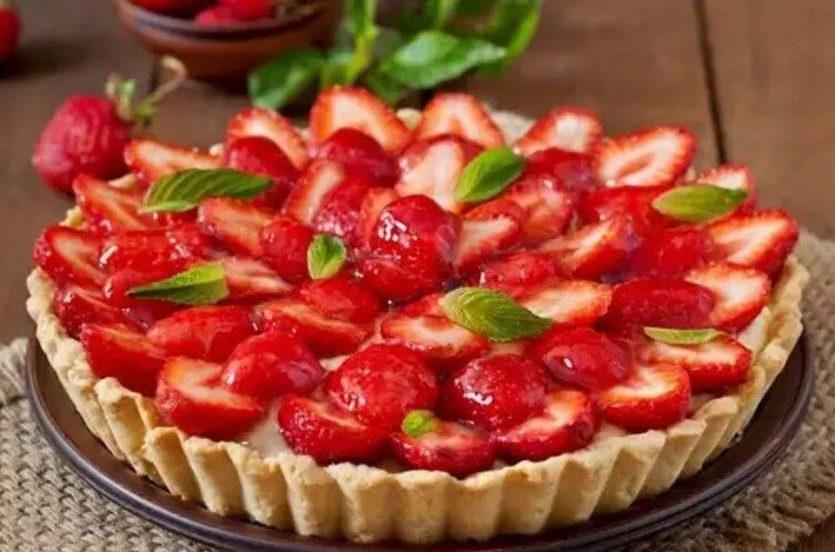 Рецепт Пирога с клубничным заварным кремом 🥧