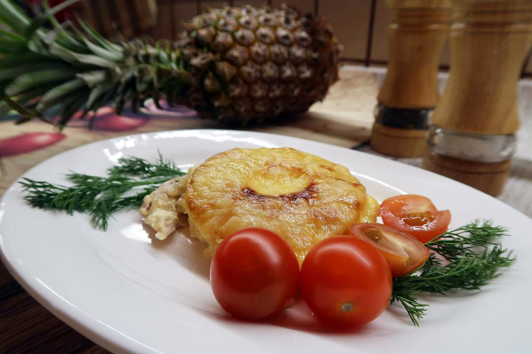 Картофель с ананасами в духовке. Мясо с ананасами. Мясо с ананасами в духовке. Блюда в ананасе с курицей. Мясо под ананасами в духовке.