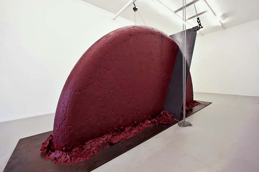 Скульптура - инсталляция Аниша Капур, название которой можно перевести как Тяни, толкай, или туда - сюда (Push and pull). Это воск и масляная краска. На мой взгляд, чистой воды эксперимент с формой и материалом. А содержание каждый может придумать своё. Если захочет, конечно.