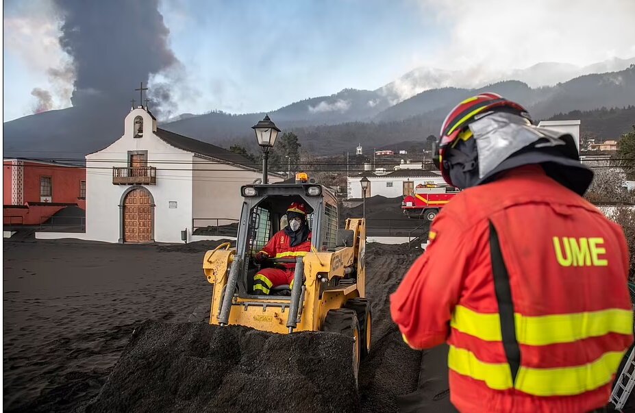 Расчистка от пепла дорог на острове