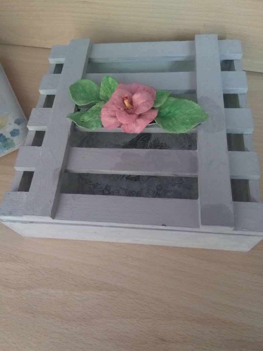 В Леруа покупала пробник краски "речной перламутр", правда цвет на фото не точен, вообще он нежно розоватый. Сначала покрасила ее в белый цвет, потом в исходный, и покрыла акриловым лаком. Цветочек вылеплен из детской самозатвердевающей массы, покрыт акриловыми красками и лаком. 