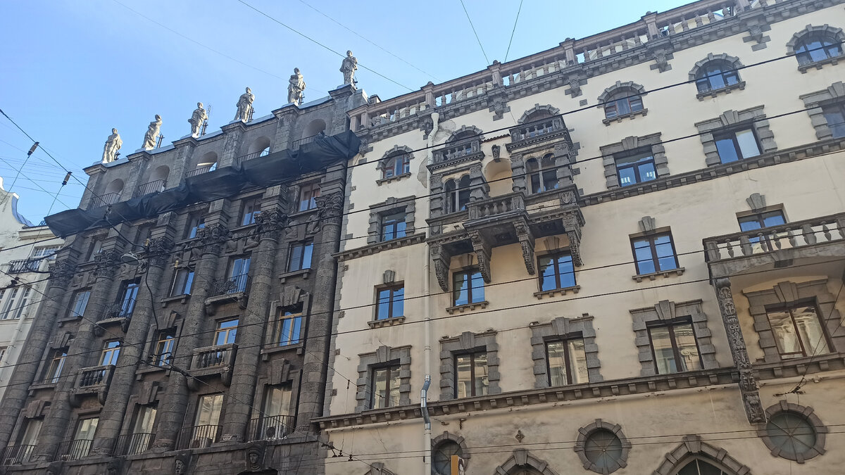 В дом Розенштейна "включен" старый 5-этажный дом с необычными дверями в квартиры