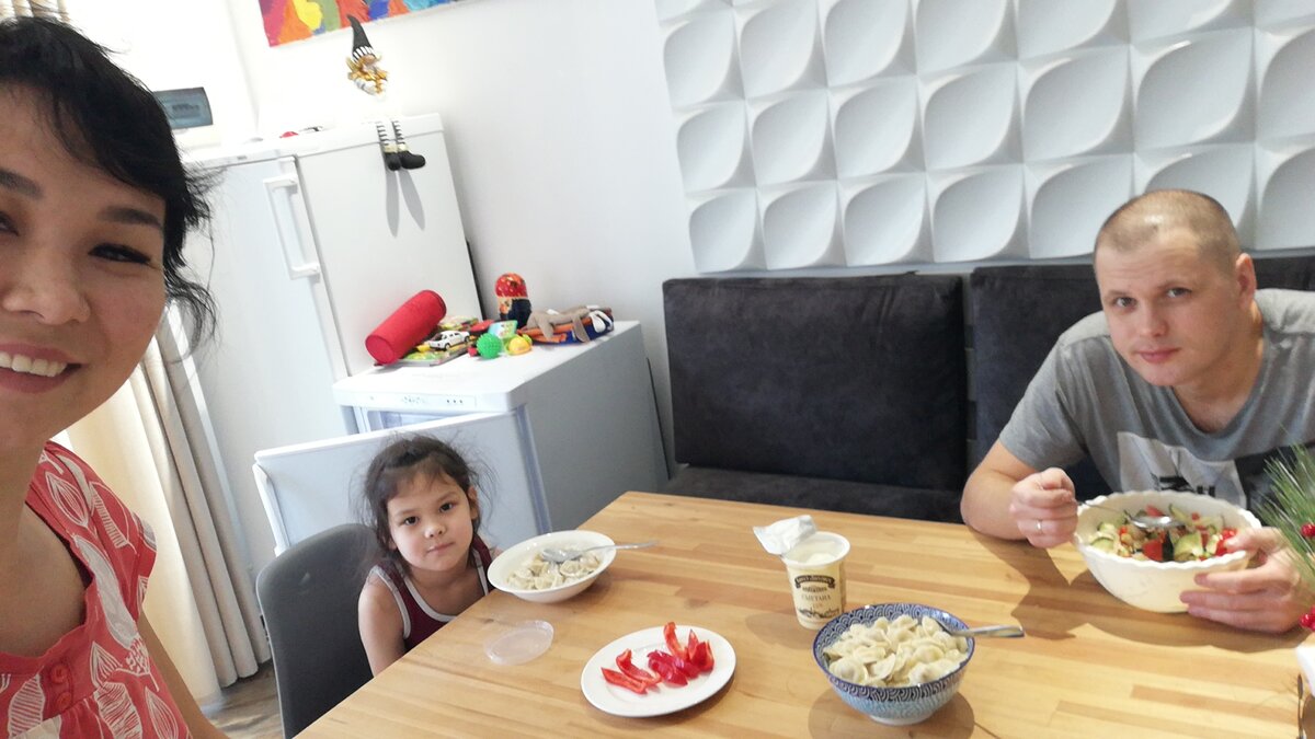 Первый этаж. Кухня и наш предновогодний обед пельменями