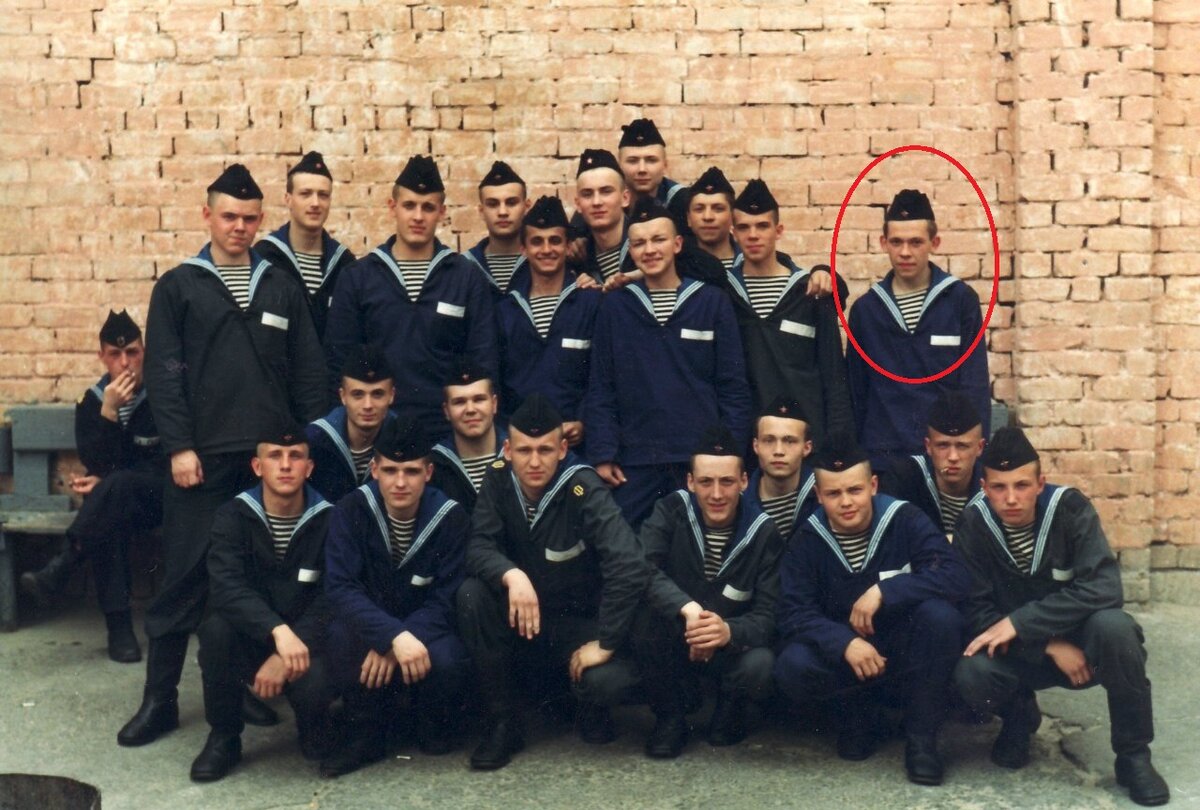 это пожалуй первый или второй день службы, даже не известно кто автор фото... Некоторых ребят с этого снимка уже нет в живых. Кто-то на "Курске" погиб, кто-то от бытовухи... 