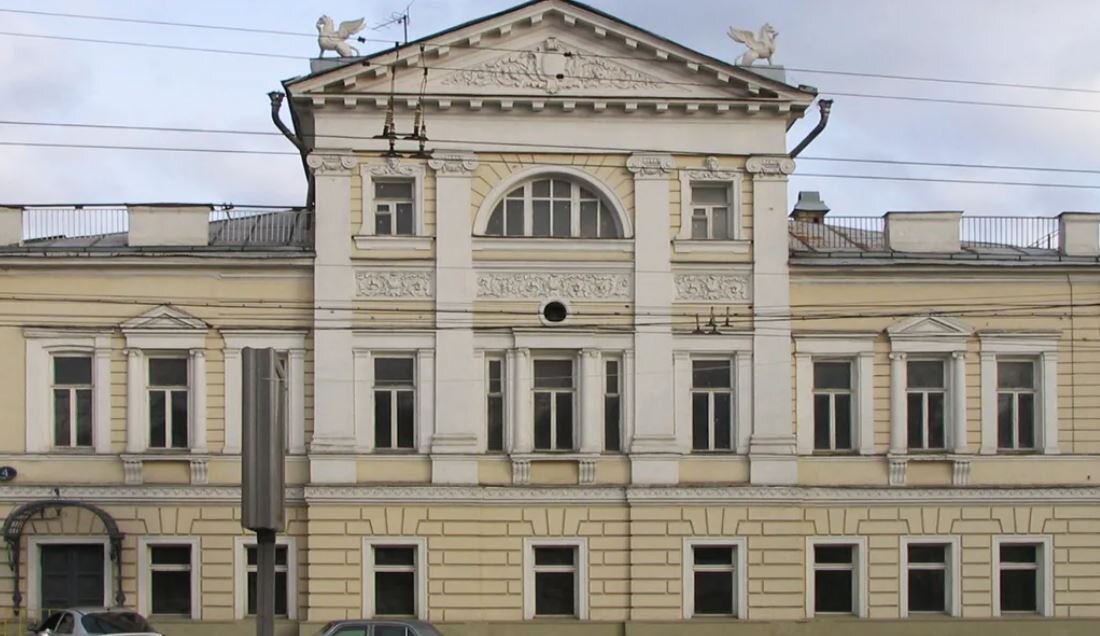 Грифоны по обеим сторонам от фронтона - узнаваемый декор дома Марковых