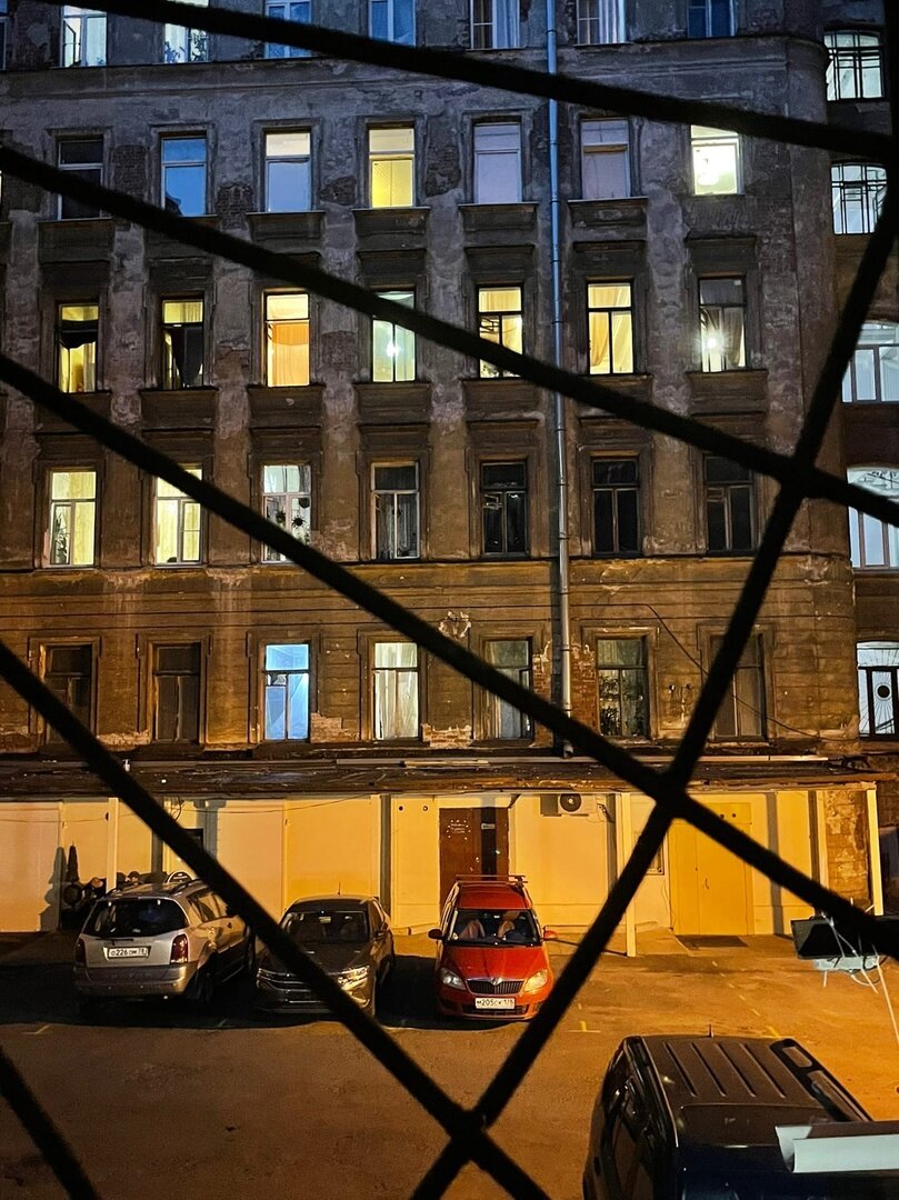 Вид из парадной на внутренний двор.