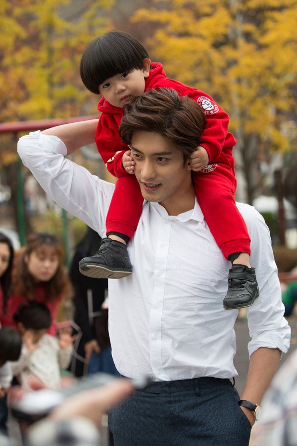 Он такой обаяшка с детьми,божеее. Кадр дорамы "Мой тайный роман"