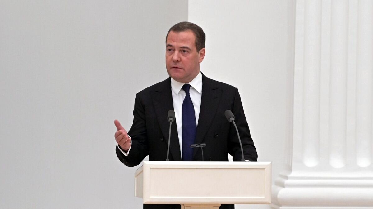    Заместитель председателя Совета безопасности РФ Дмитрий Медведев выступает на оперативном совещании президента РФ с постоянными членами Совета безопасности РФ© РИА Новости / Алексей Никольский