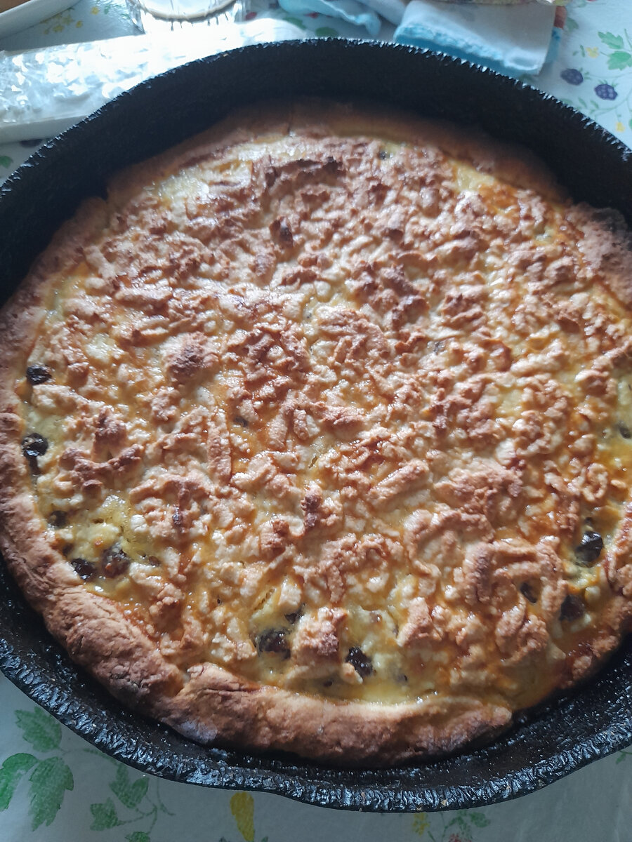 Пирог с творогом и изюмом