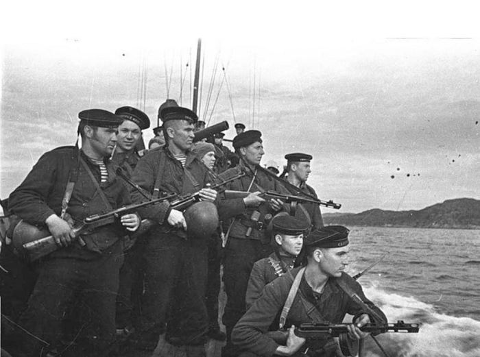 Советские моряки